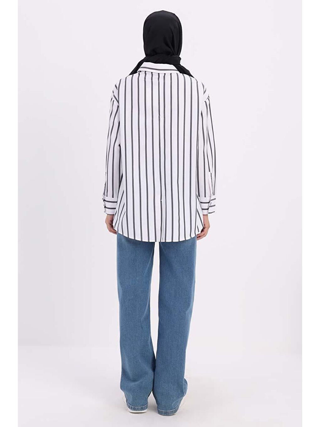 Beyaz-Siyah Arkası Yırtmaçlı Aparturalı Çizgili Gömlek-3