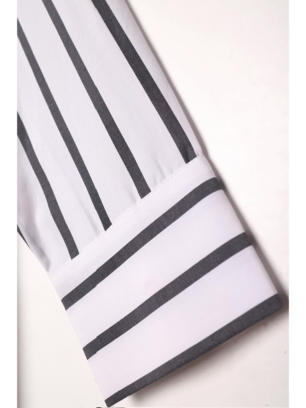 Beyaz-Siyah Arkası Yırtmaçlı Aparturalı Çizgili Gömlek-5