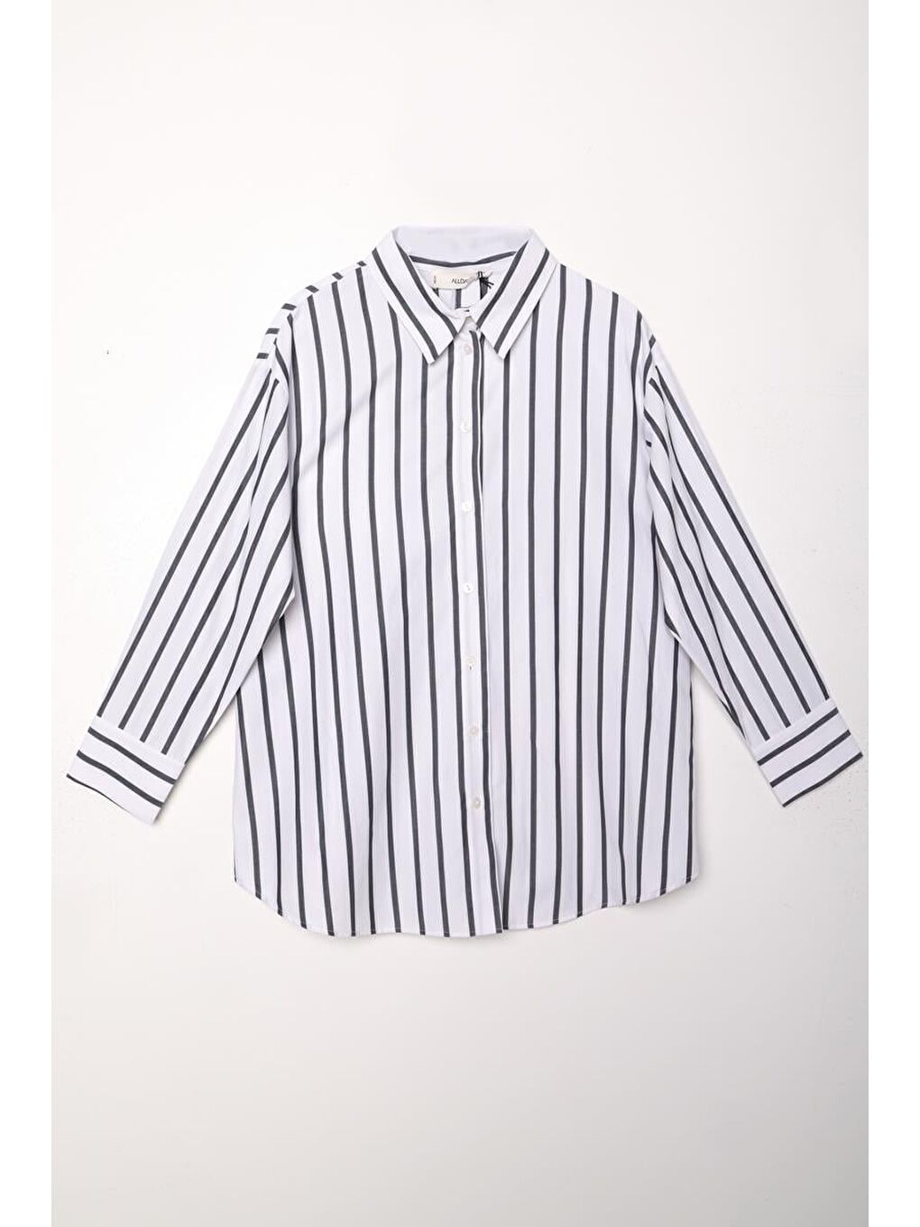 Beyaz-Siyah Arkası Yırtmaçlı Aparturalı Çizgili Gömlek-6