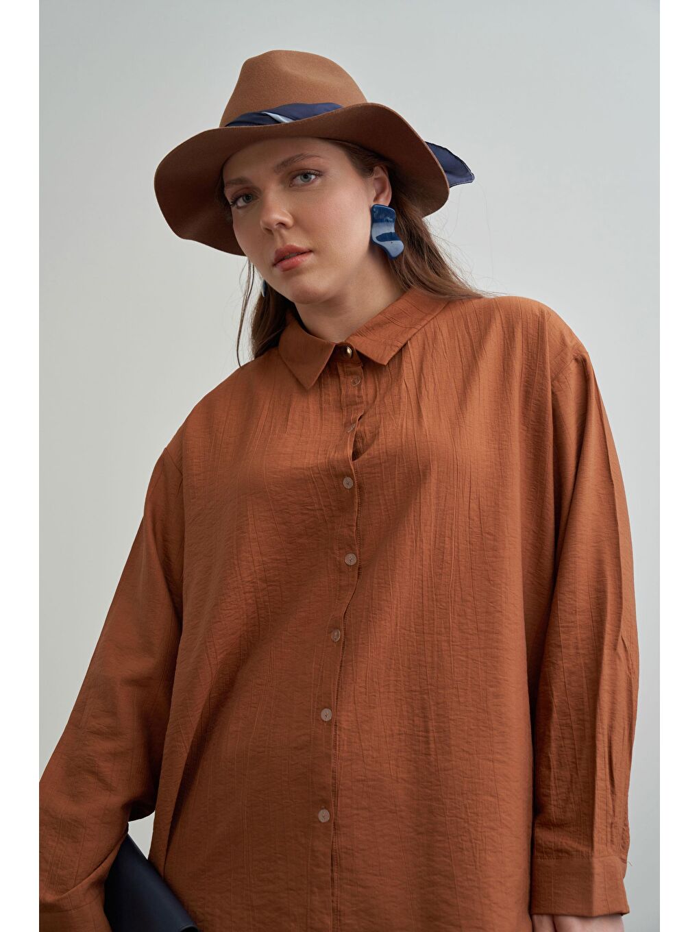 Kahverengi Kahve Büyük Beden Manşet Detaylı Düğmeli Gömlek-4