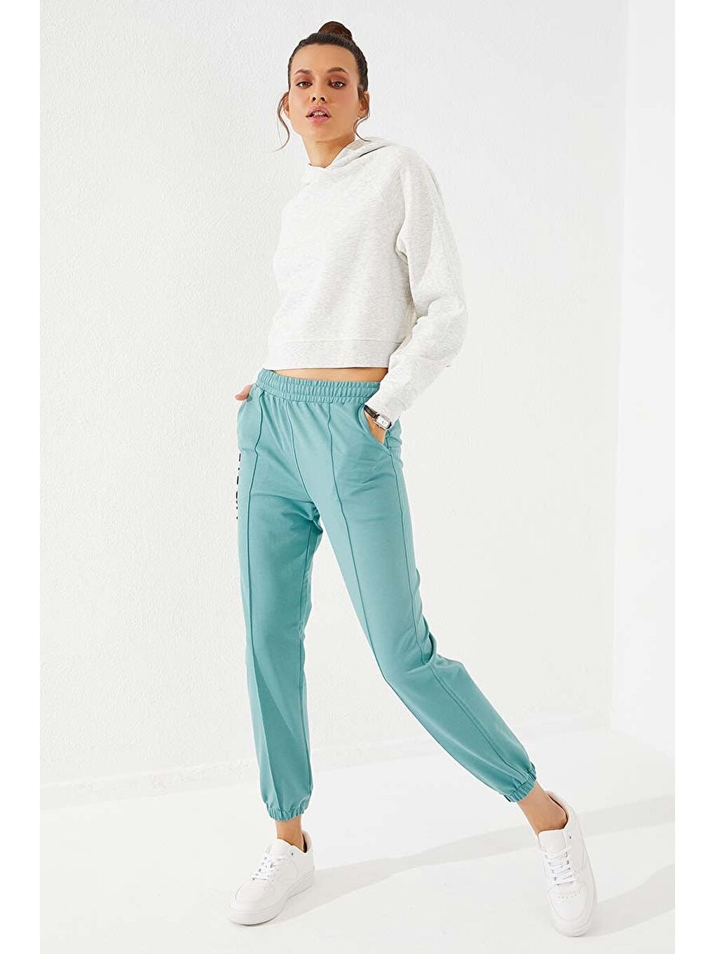 Mint Yeşili Yazı Nakışlı Rahat Form Lastik Paça Kadın Eşofman Alt - 94571-2