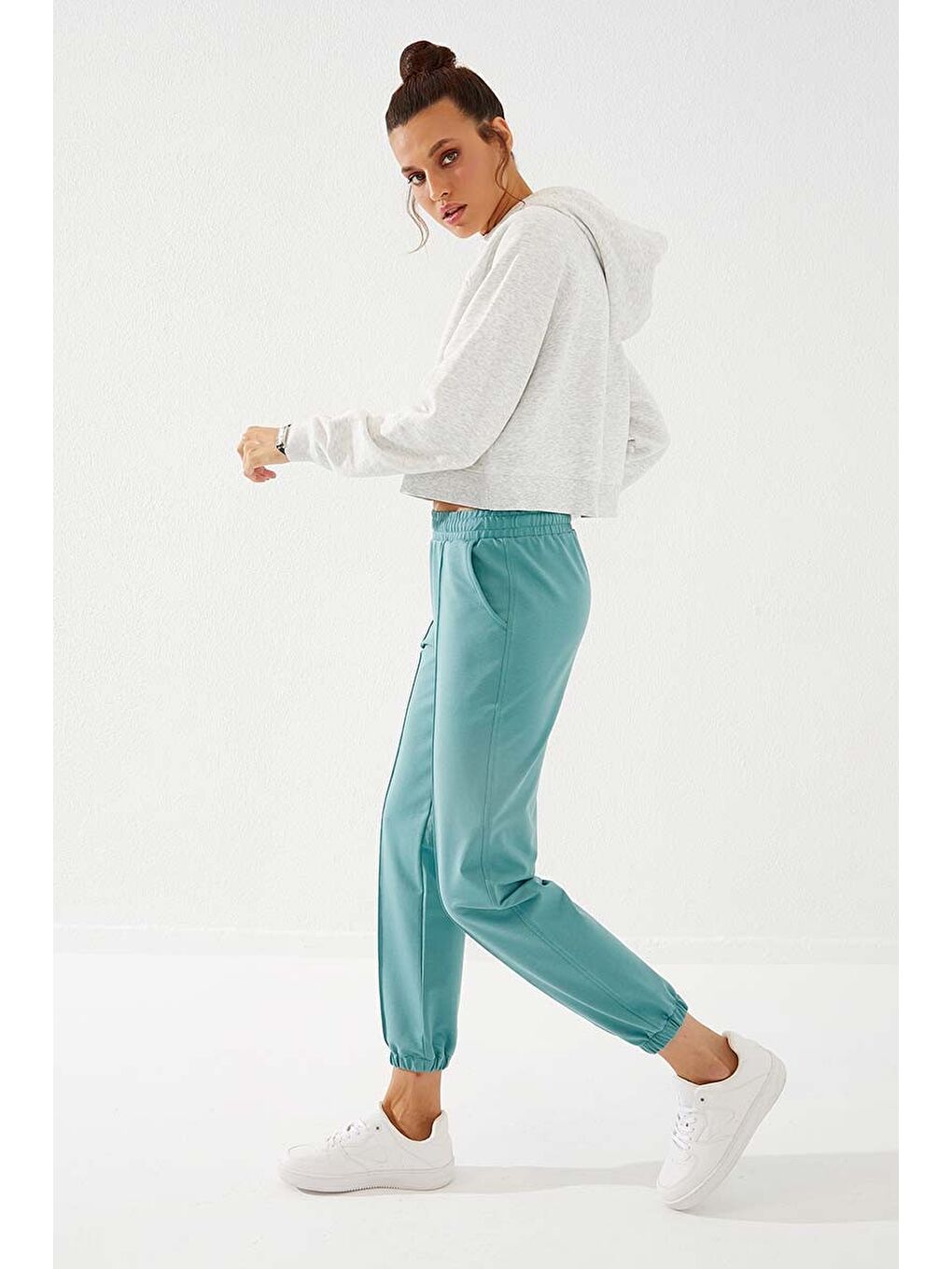 Mint Yeşili Yazı Nakışlı Rahat Form Lastik Paça Kadın Eşofman Alt - 94571-4