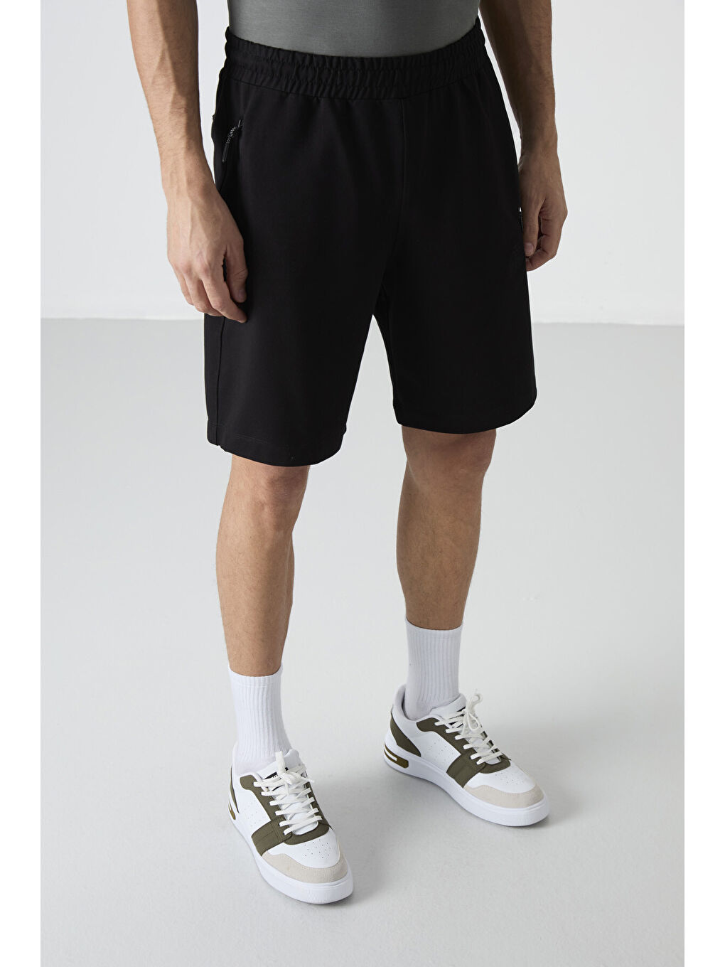 Siyah Gizli Fermuar Arka Cepli Bağcıklı Standart Kalıp Erkek Şort - 81136-3