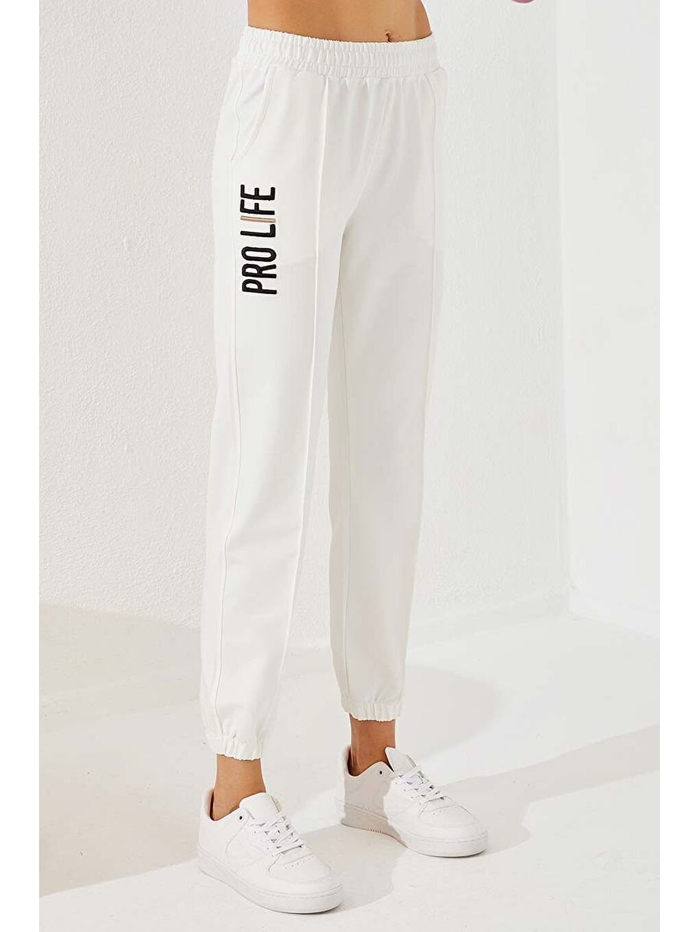 Ekru Yazı Nakışlı Rahat Form Lastik Paça Kadın Eşofman Alt - 94571-2