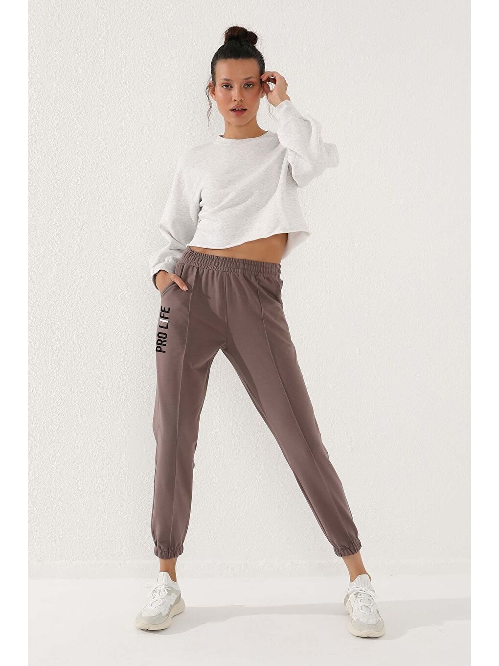 Kahverengi Toprak Yazı Nakışlı Rahat Form Lastik Paça Kadın Eşofman Alt - 94571