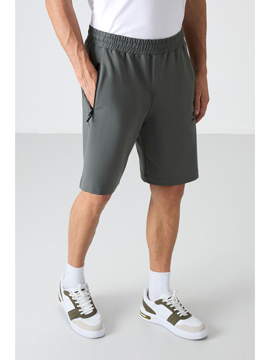 Yeşil Çağla Gizli Fermuar Arka Cepli Bağcıklı Standart Kalıp Erkek Şort - 81136-3