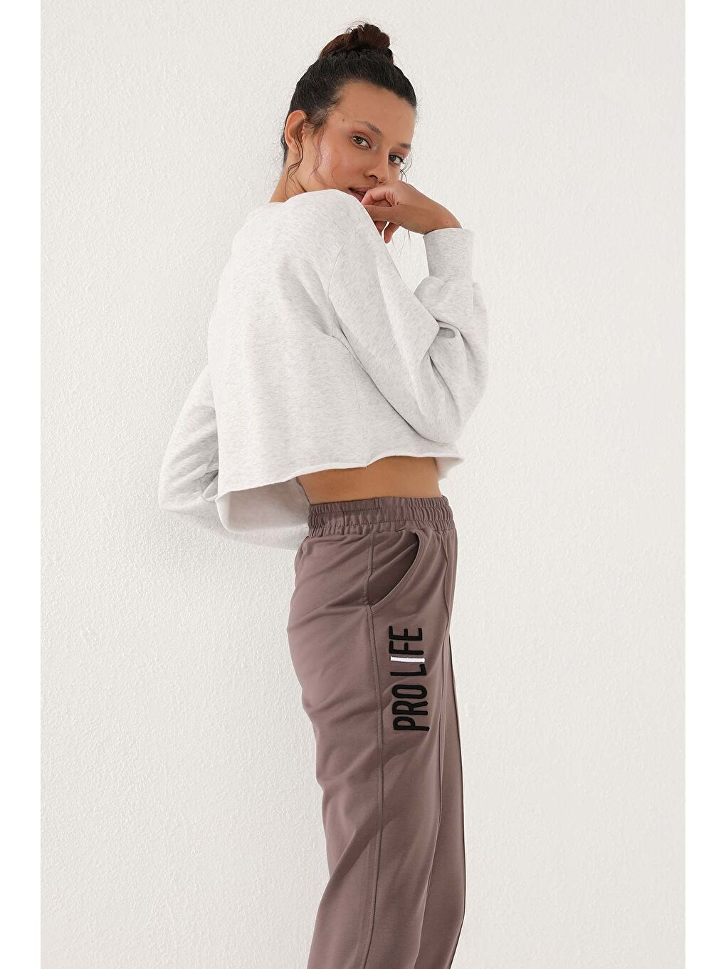 Kahverengi Toprak Yazı Nakışlı Rahat Form Lastik Paça Kadın Eşofman Alt - 94571-1