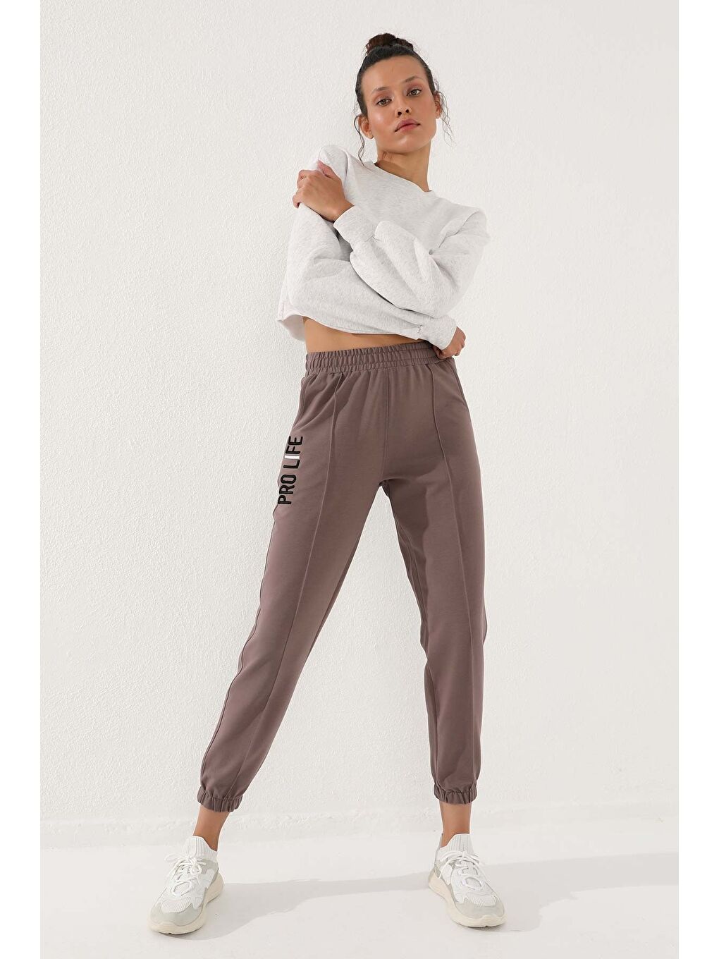 Kahverengi Toprak Yazı Nakışlı Rahat Form Lastik Paça Kadın Eşofman Alt - 94571-2