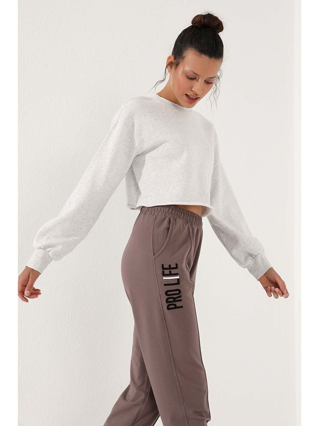 Kahverengi Toprak Yazı Nakışlı Rahat Form Lastik Paça Kadın Eşofman Alt - 94571-3