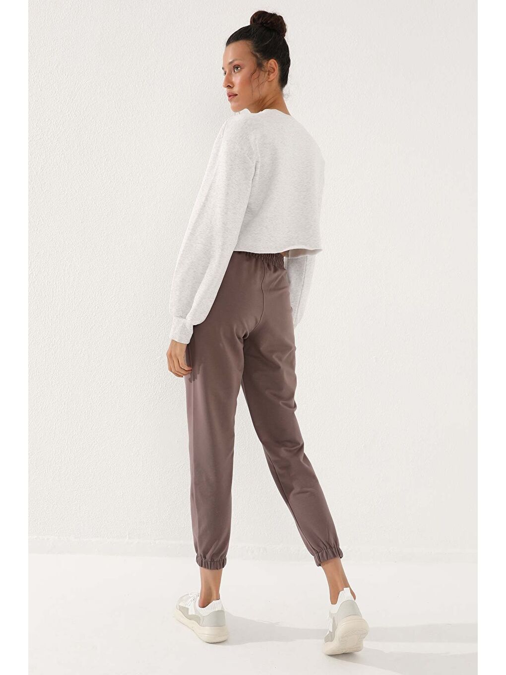 Kahverengi Toprak Yazı Nakışlı Rahat Form Lastik Paça Kadın Eşofman Alt - 94571-4