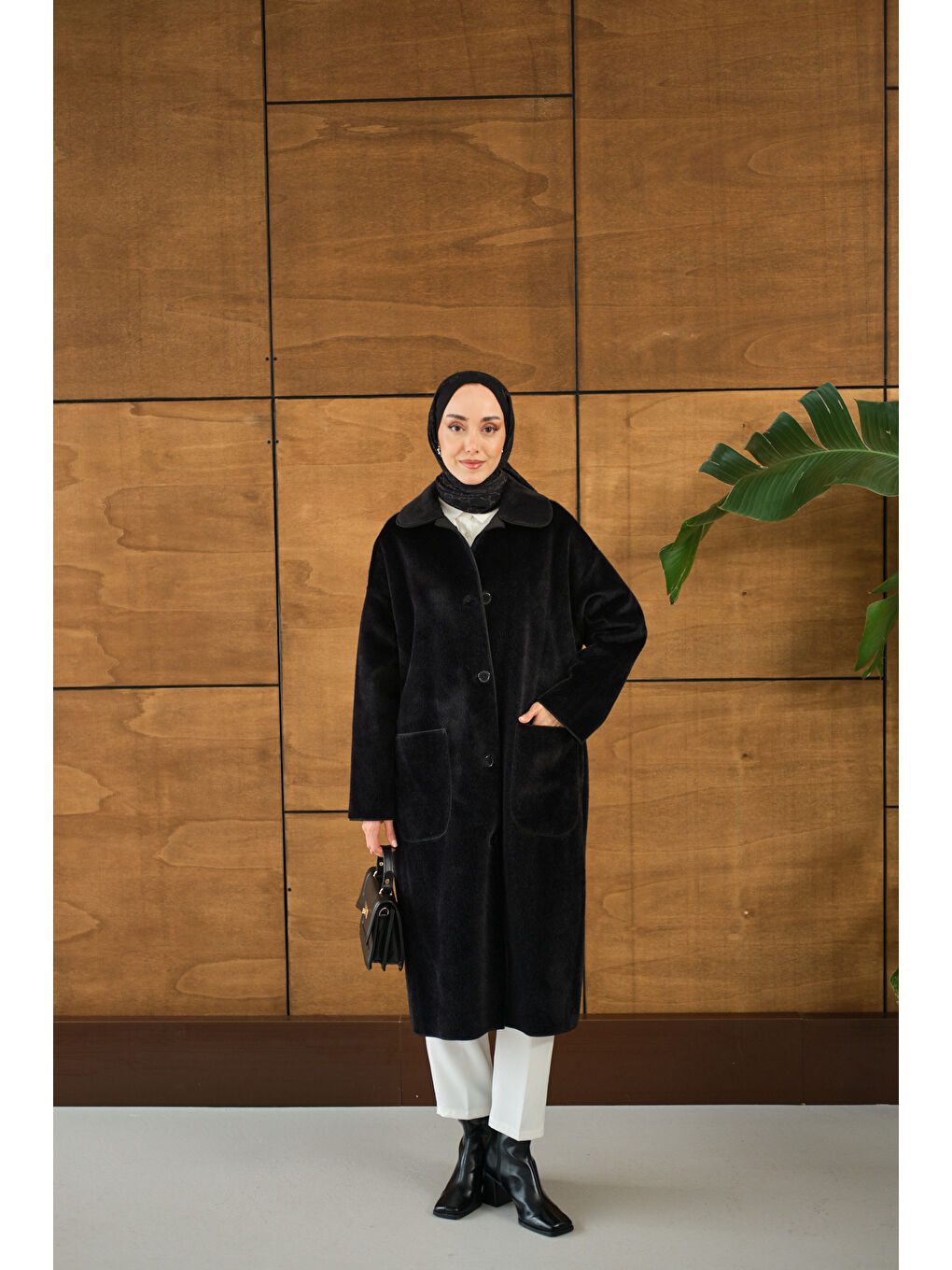 Kadın Yaka Detay Pelüş Kaban Siyah