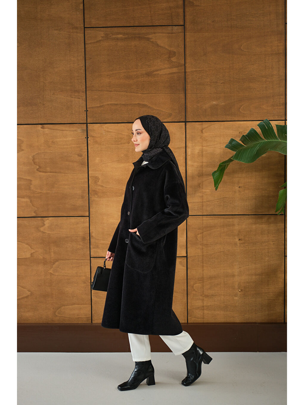 Kadın Yaka Detay Pelüş Kaban Siyah-1