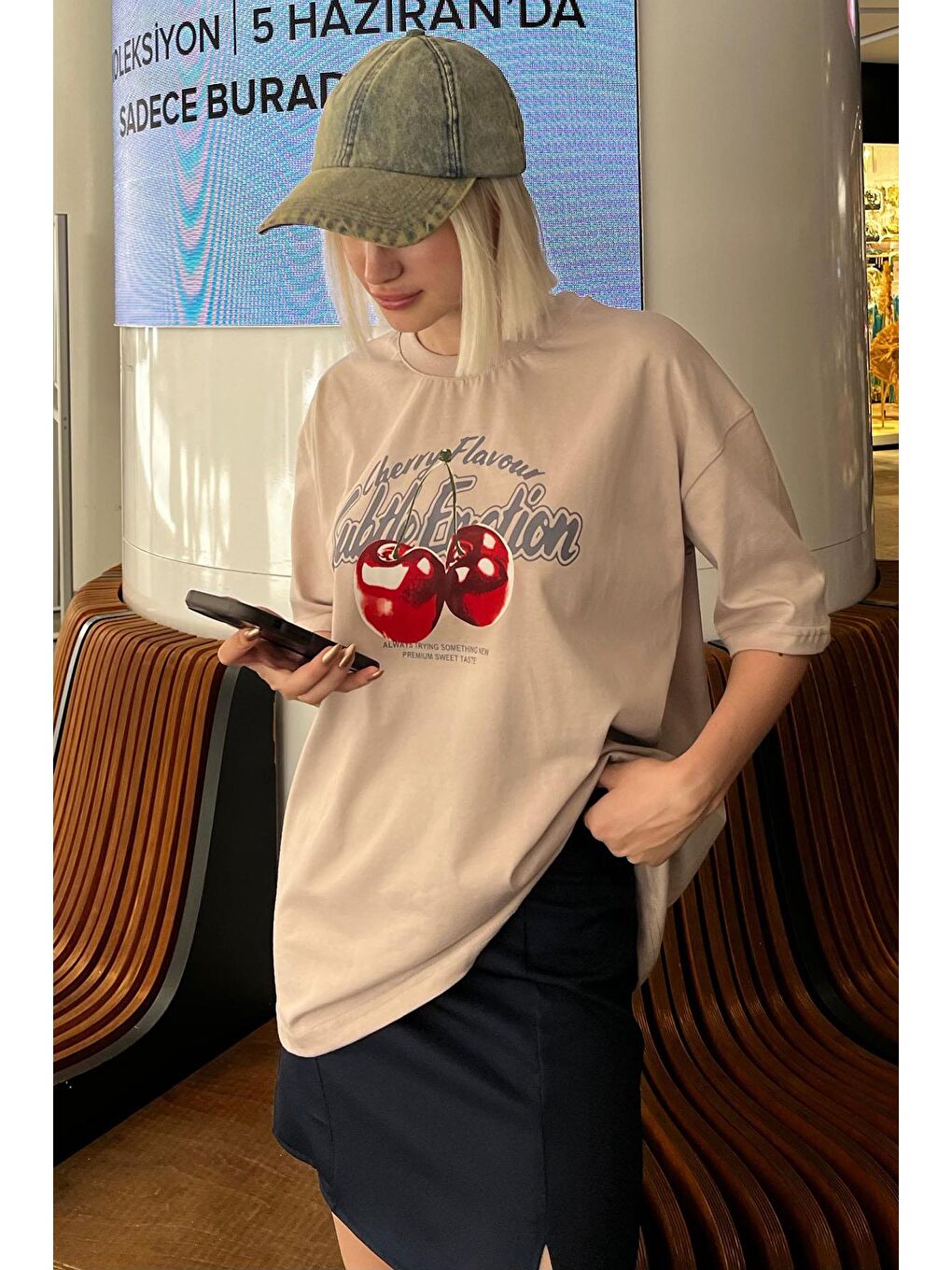 Bej Oversize Kiraz Baskılı Bisiklet Yaka Kısa Kollu Tişört Mg2131