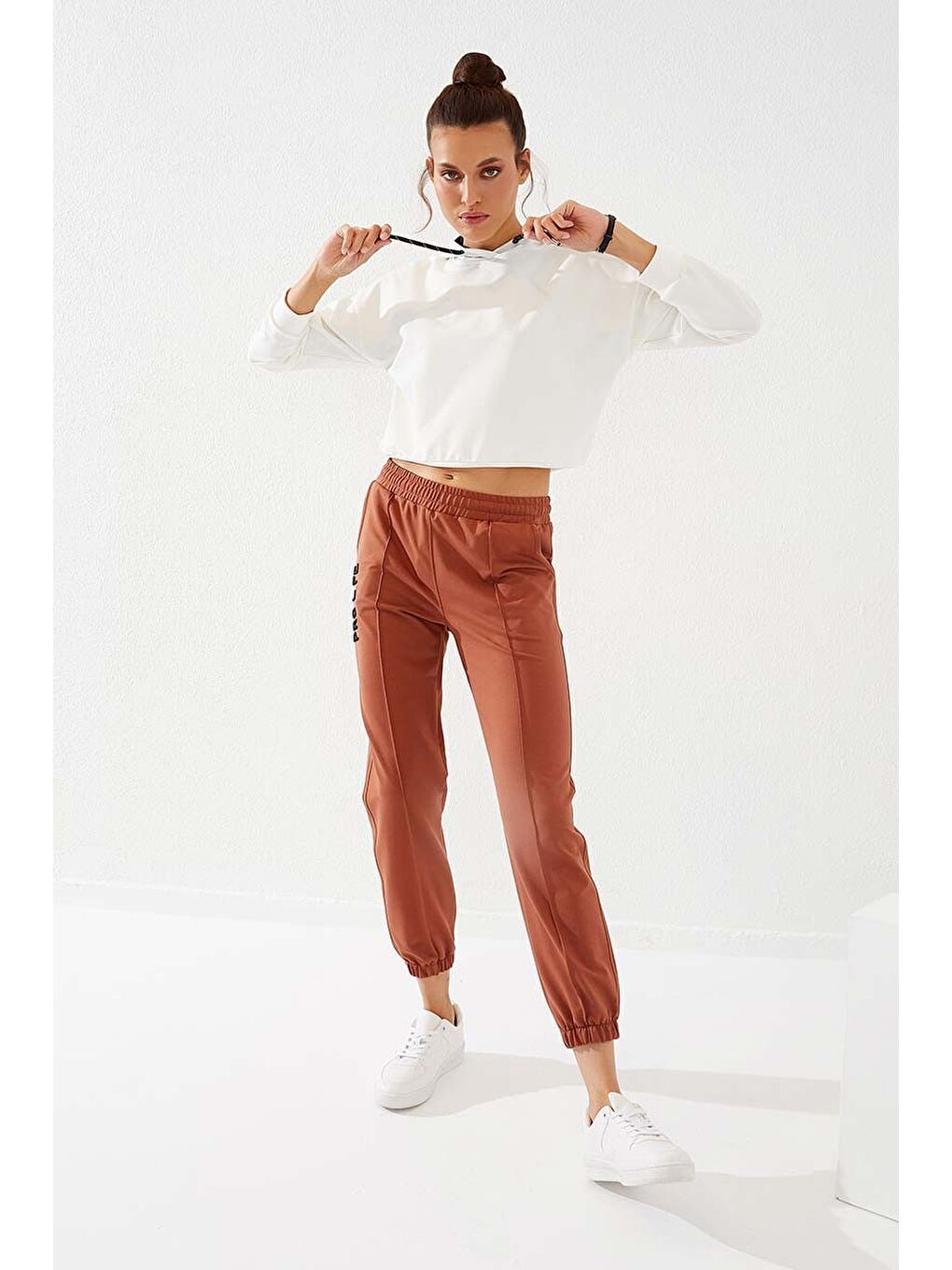 Kahverengi Tarçın Yazı Nakışlı Rahat Form Lastik Paça Kadın Eşofman Alt - 94571