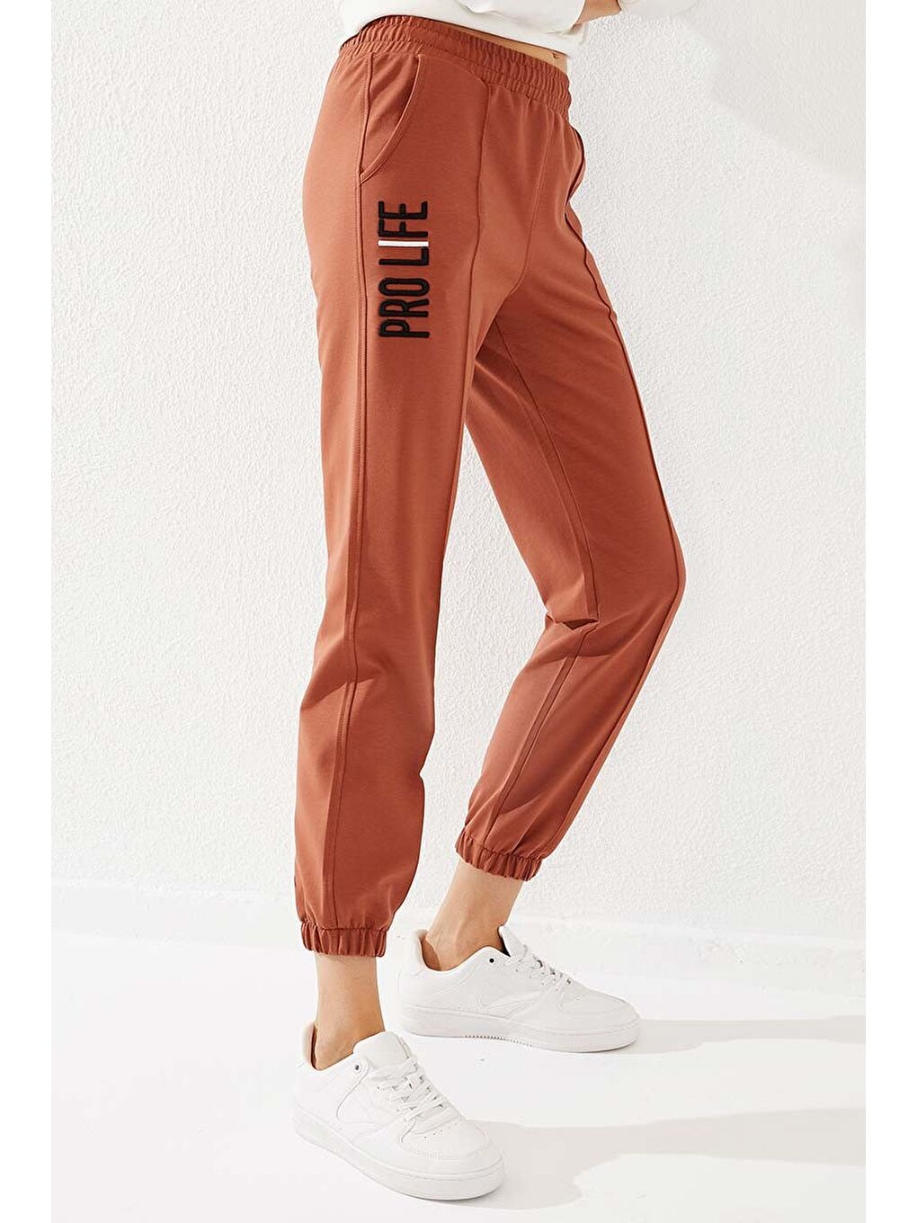 Kahverengi Tarçın Yazı Nakışlı Rahat Form Lastik Paça Kadın Eşofman Alt - 94571-1