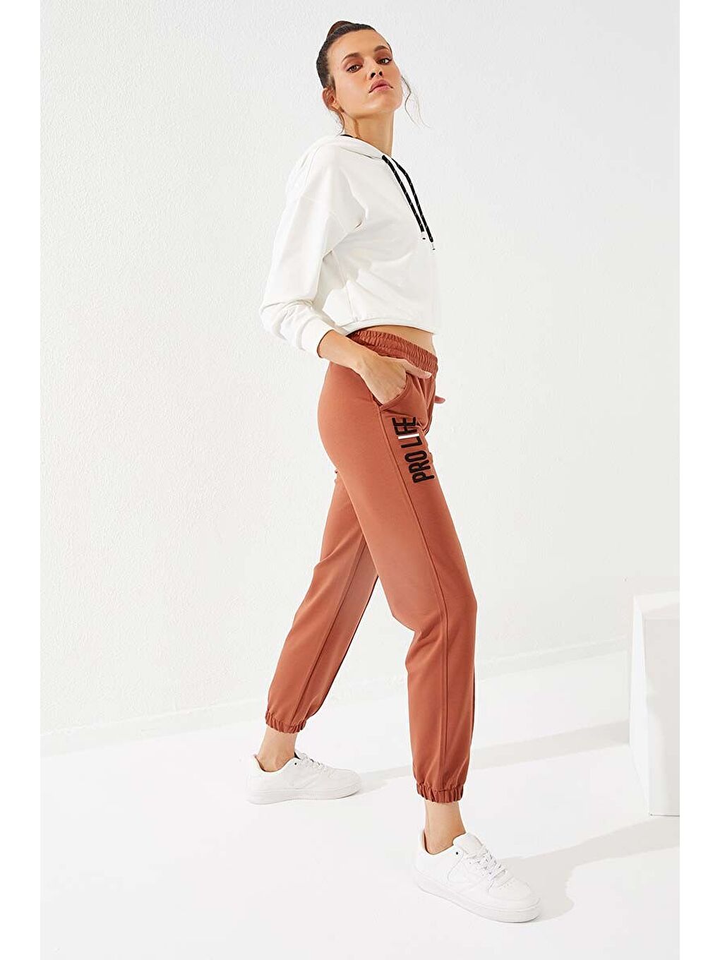 Kahverengi Tarçın Yazı Nakışlı Rahat Form Lastik Paça Kadın Eşofman Alt - 94571-2