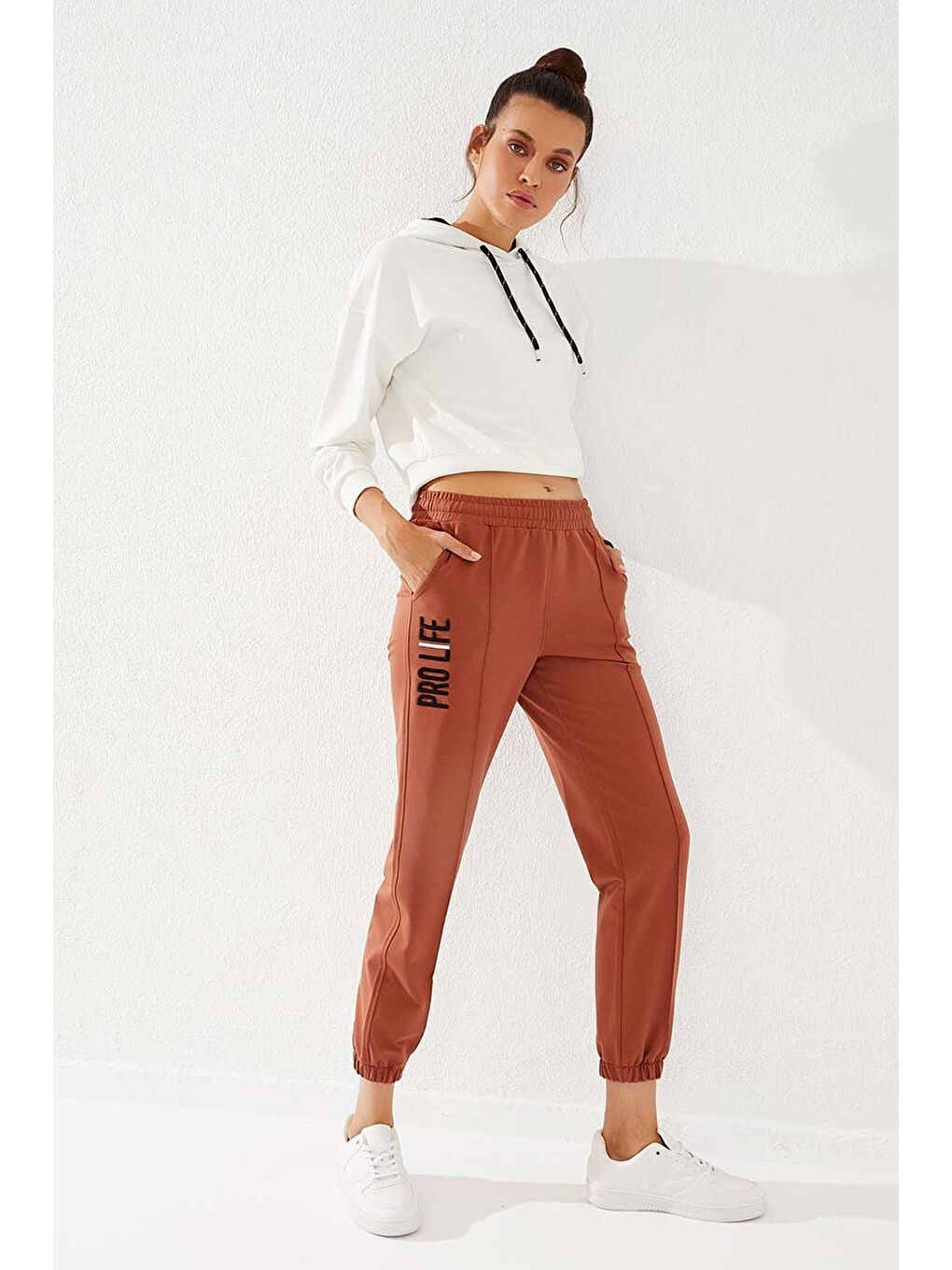 Kahverengi Tarçın Yazı Nakışlı Rahat Form Lastik Paça Kadın Eşofman Alt - 94571-3