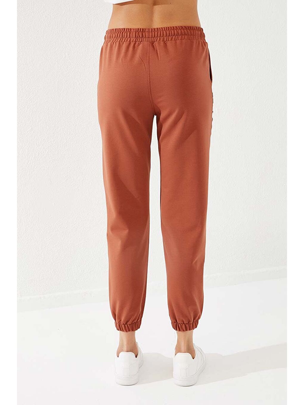 Kahverengi Tarçın Yazı Nakışlı Rahat Form Lastik Paça Kadın Eşofman Alt - 94571-4