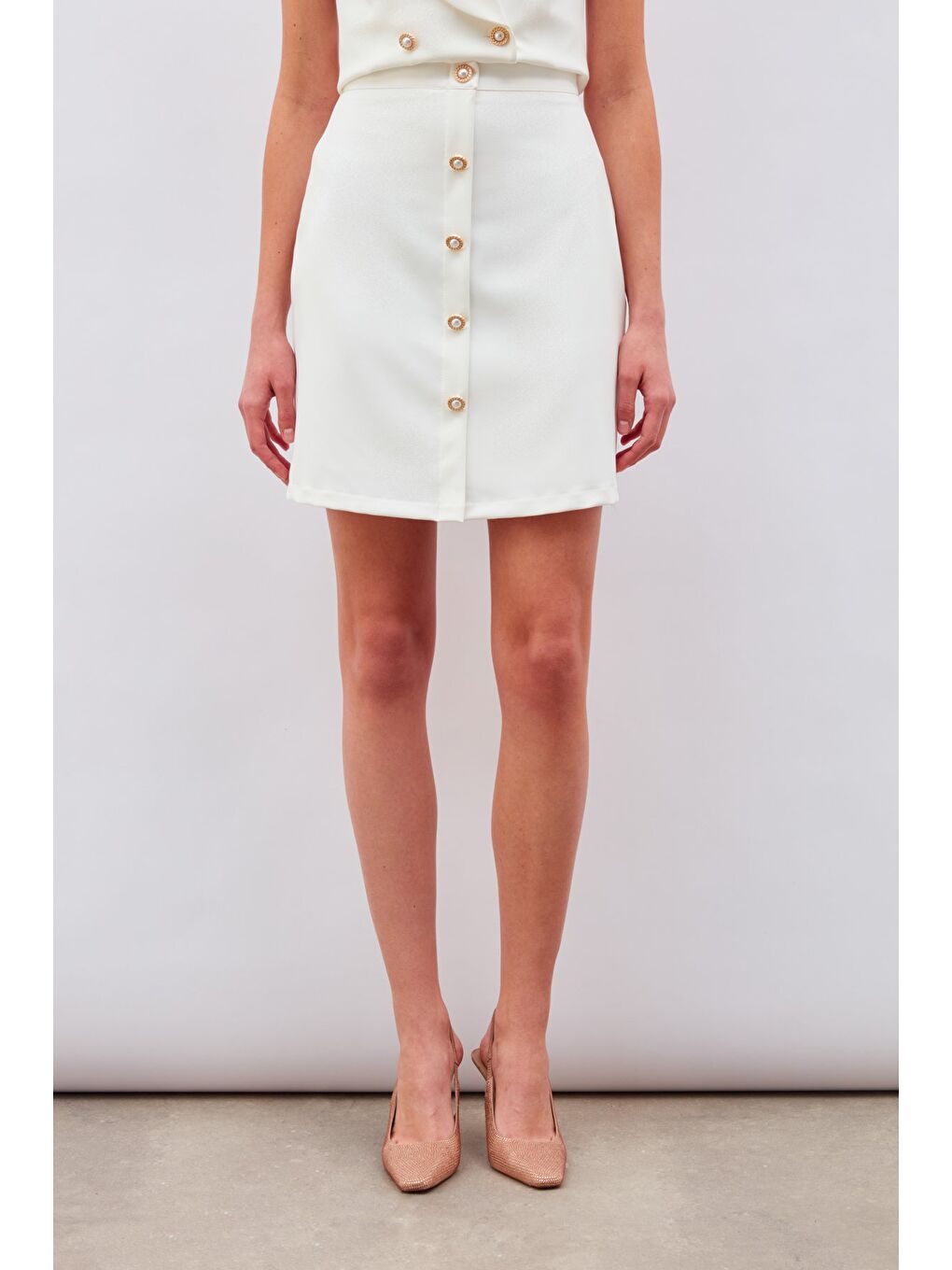 Düğme Detaylı Mini Etek - Ekru-5