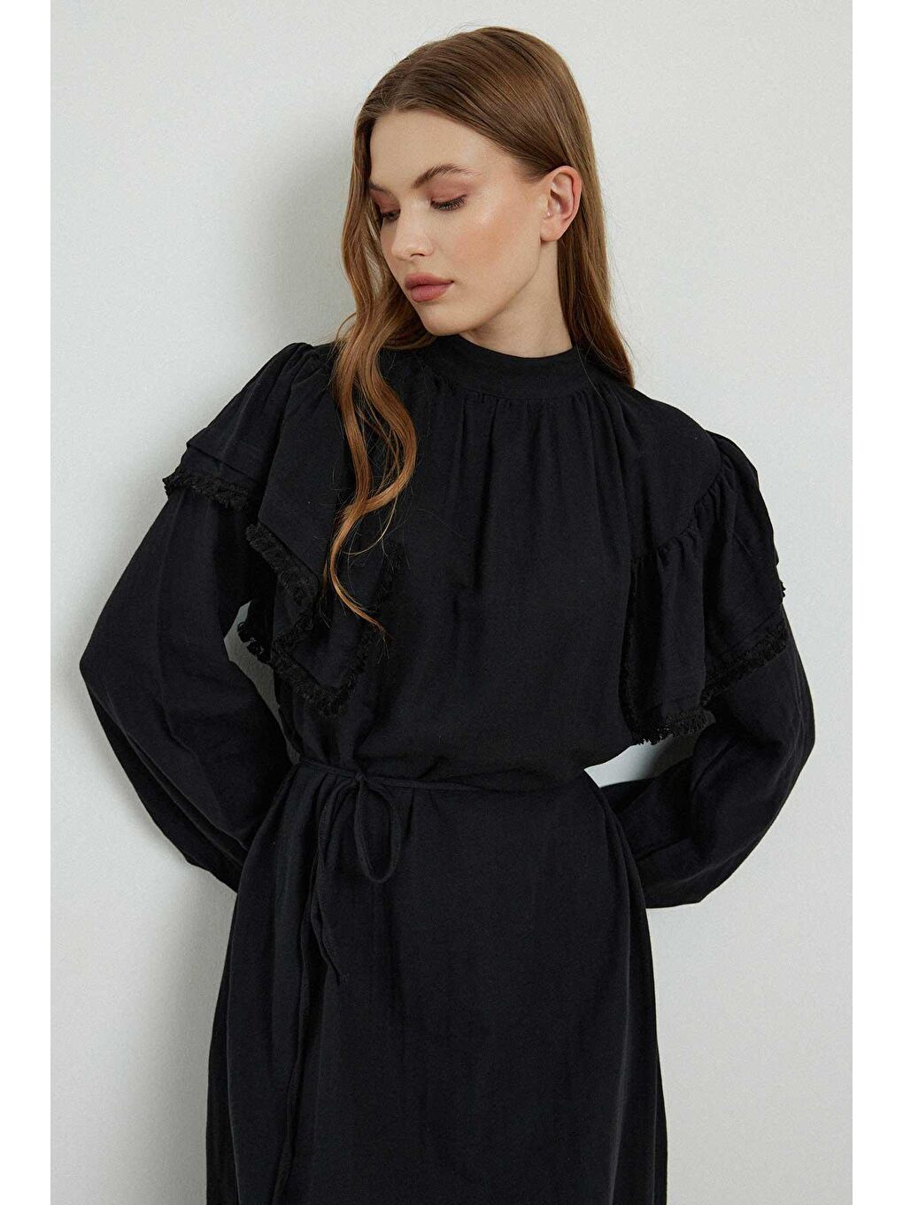 Şerit Detaylı Organik Siyah Müslin  Elbise-4