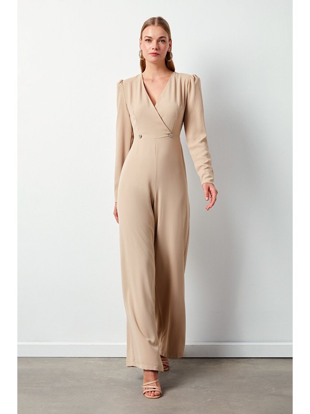 Kruvaze Süs Taşlı Krep Tulum - Bej-1