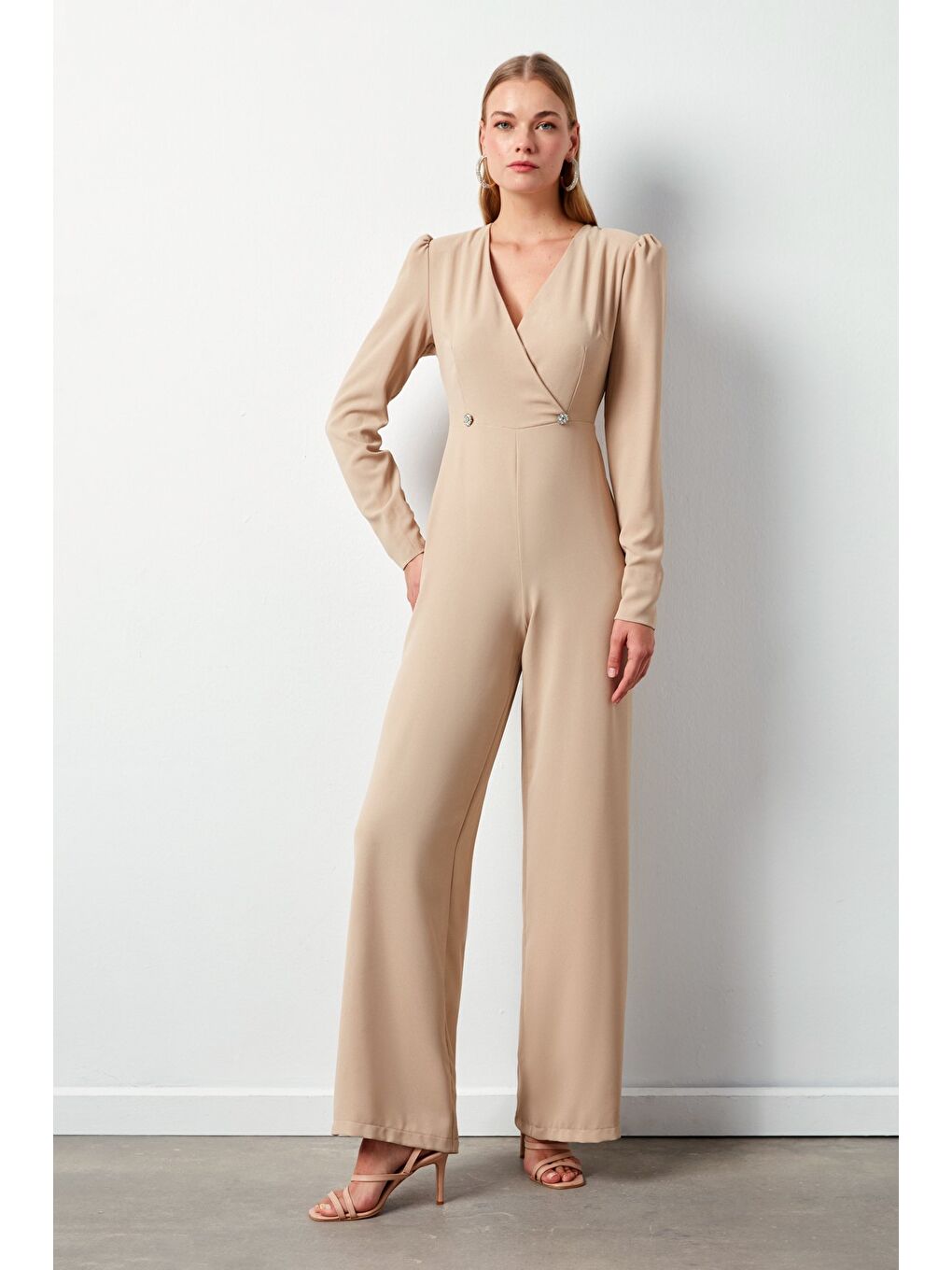 Kruvaze Süs Taşlı Krep Tulum - Bej-2