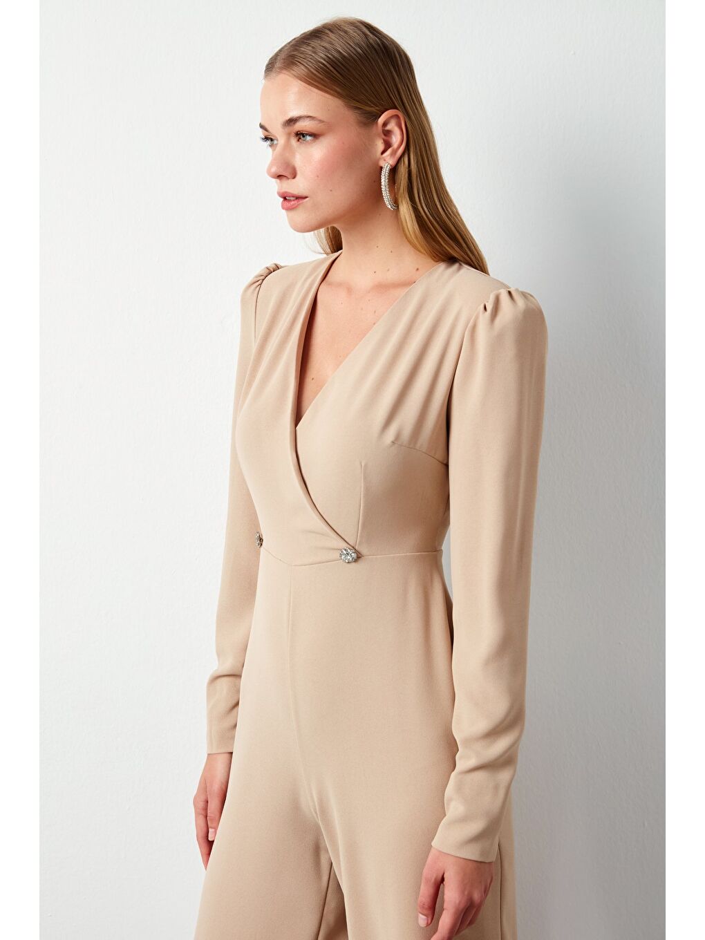 Kruvaze Süs Taşlı Krep Tulum - Bej-3