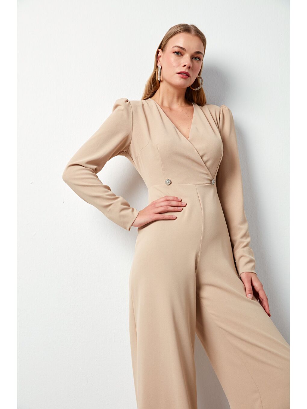 Kruvaze Süs Taşlı Krep Tulum - Bej-4