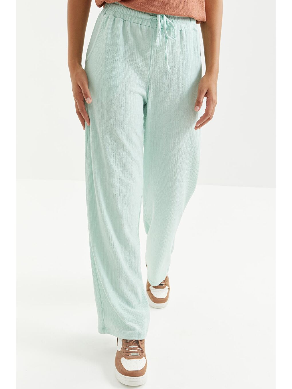 Turkuaz Su Yeşili Bel Büzgülü Bağcıklı Klasik Paça Bürümcük Kumaş Kadın Eşofman Alt  - 94619-3