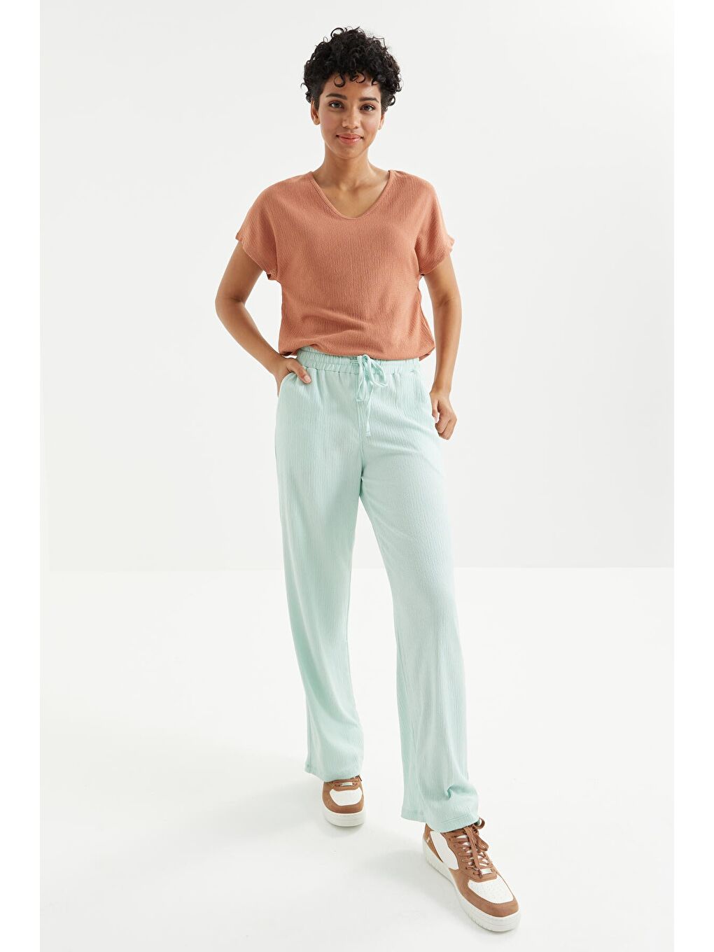 Turkuaz Su Yeşili Bel Büzgülü Bağcıklı Klasik Paça Bürümcük Kumaş Kadın Eşofman Alt  - 94619-4