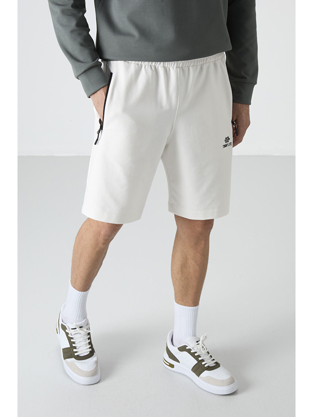 Ekru Gizli Fermuar Arka Cepli Bağcıklı Standart Kalıp Erkek Şort - 81136-4