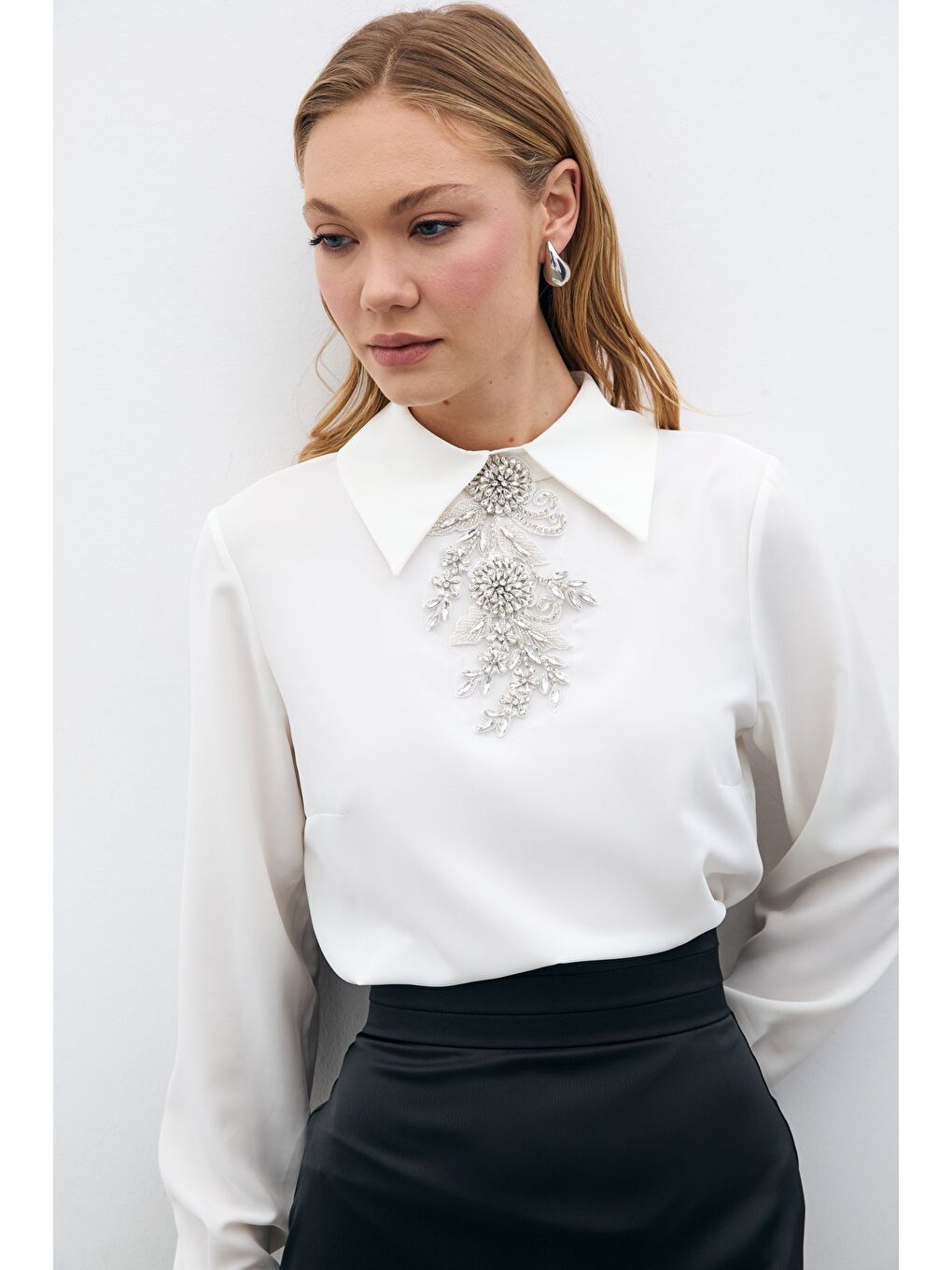 Yakası Taş Aksesuarlı Bluz - Ekru