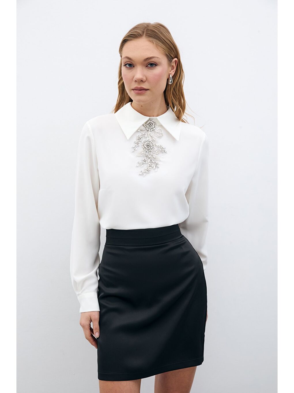 Yakası Taş Aksesuarlı Bluz - Ekru-1