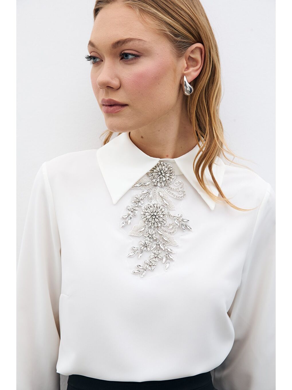 Yakası Taş Aksesuarlı Bluz - Ekru-5
