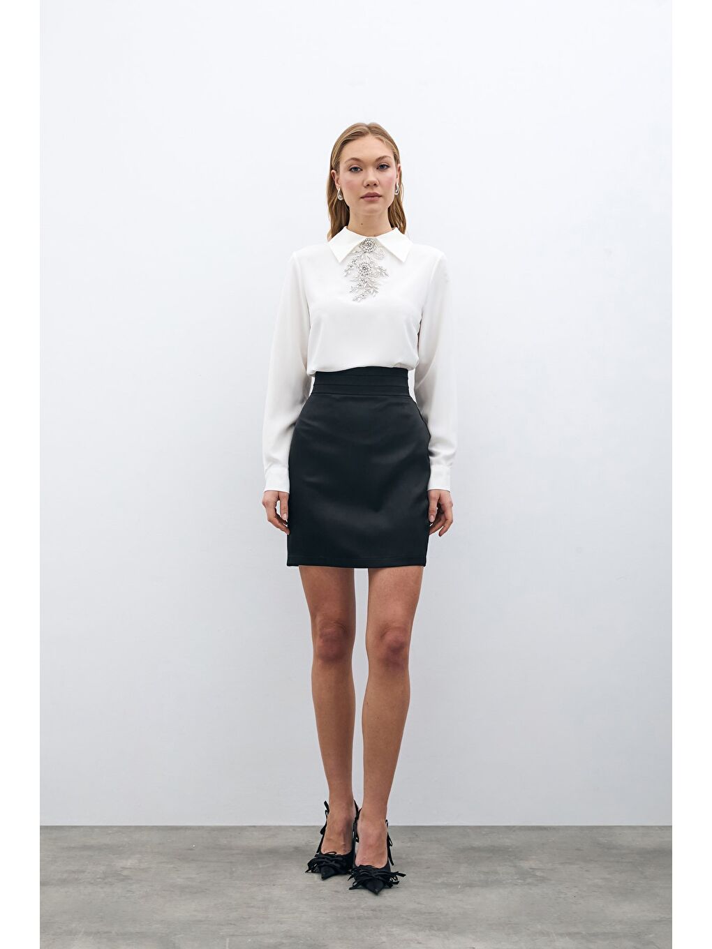 Yakası Taş Aksesuarlı Bluz - Ekru-6