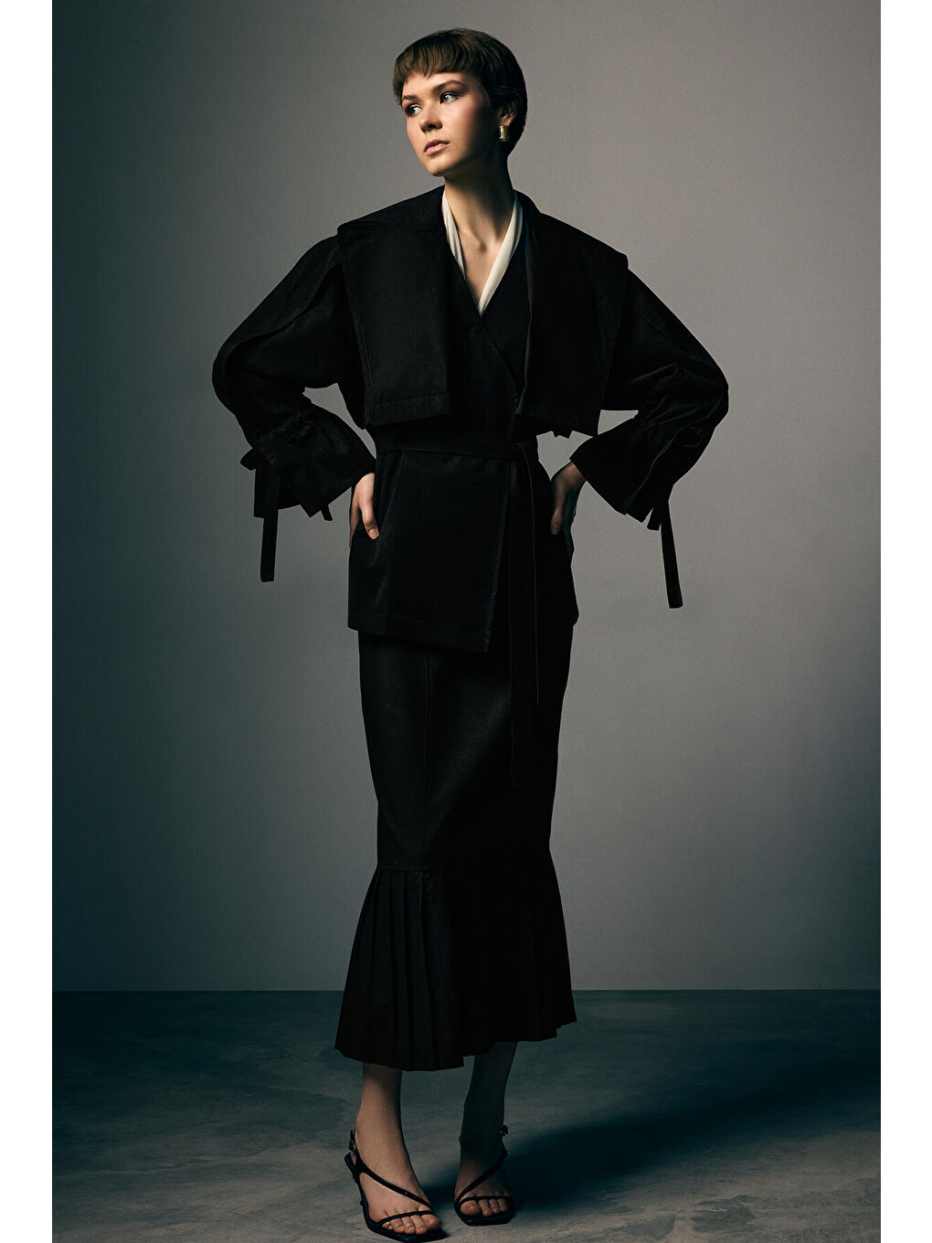 Siyah Kuşaklı Kısa Trençkot