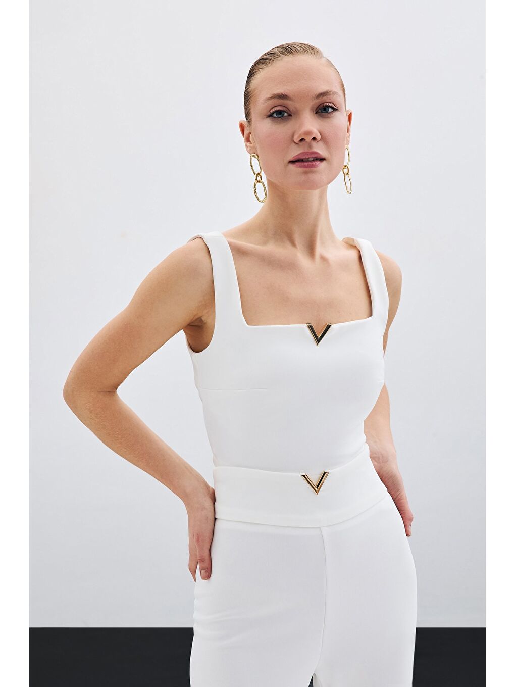 Yaka Gold Aksesuarlı Bluz - Ekru-1