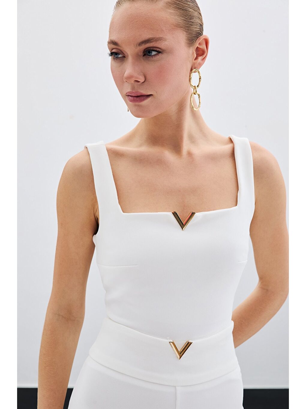 Yaka Gold Aksesuarlı Bluz - Ekru-4