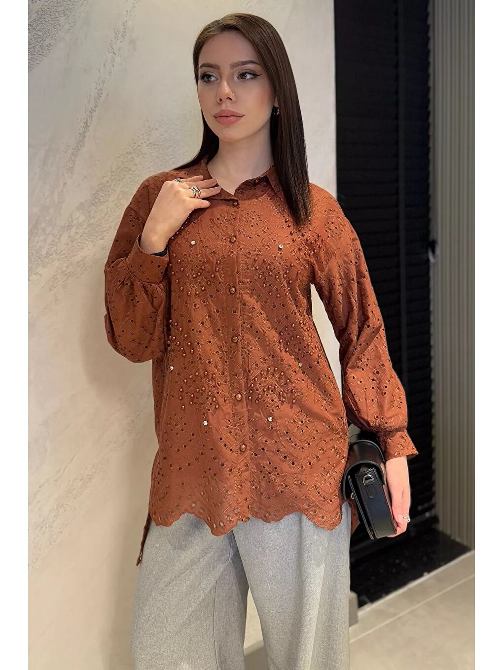 Kahverengi İnci Ve Taş Detaylı Ajurlu Kadın Gömlek-4