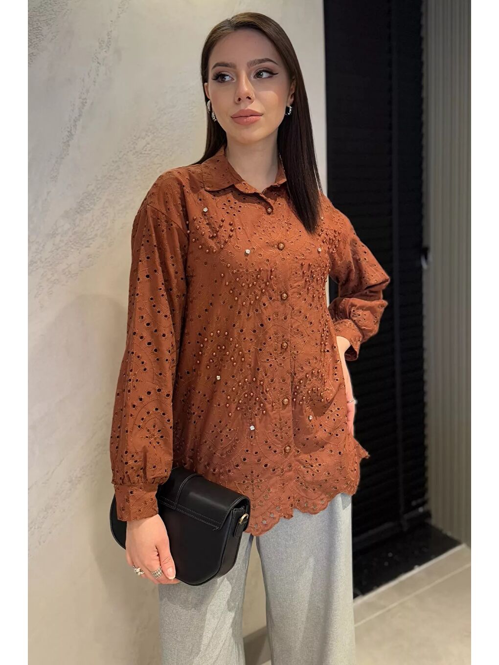 Kahverengi İnci Ve Taş Detaylı Ajurlu Kadın Gömlek-5