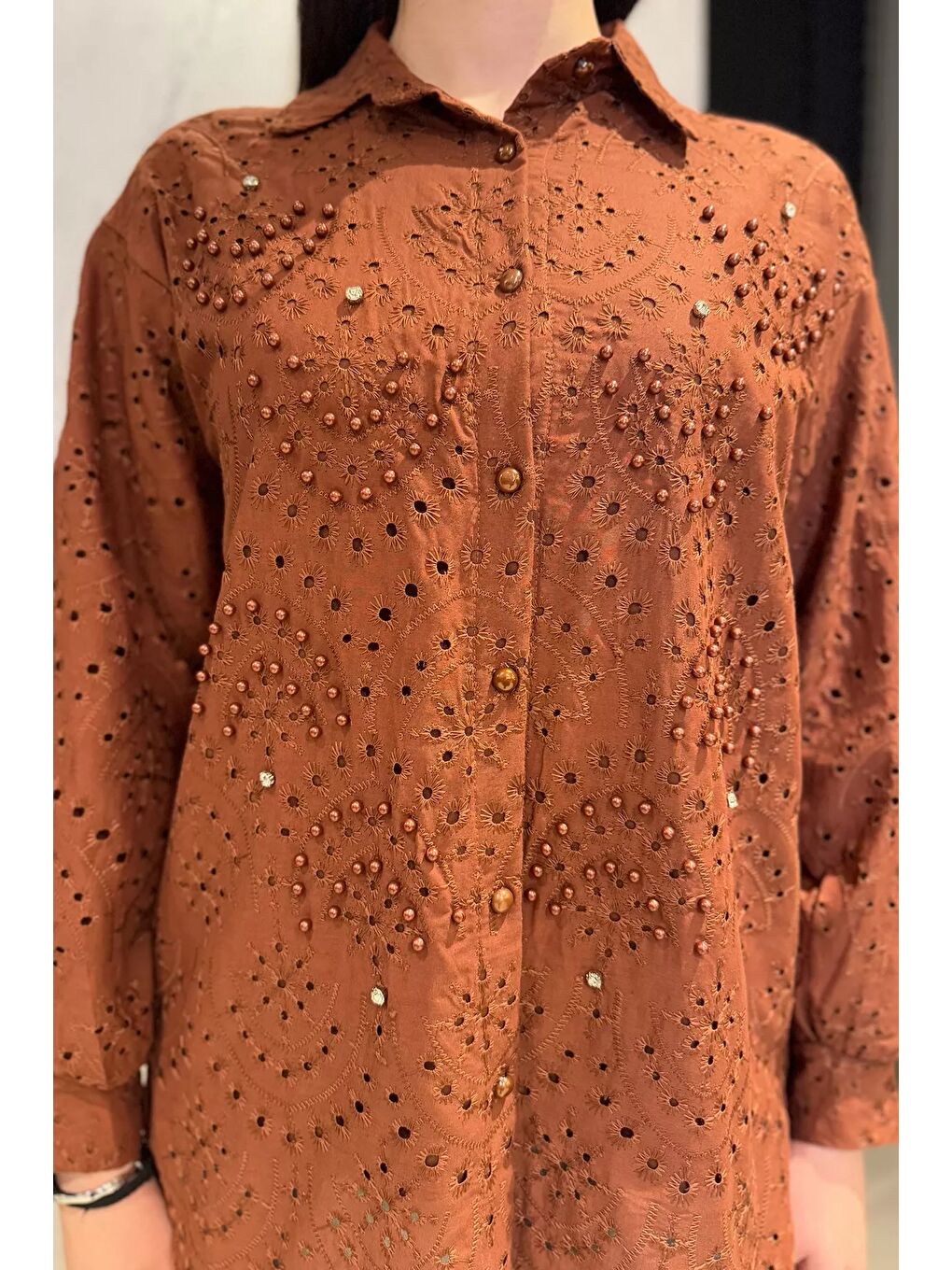 Kahverengi İnci Ve Taş Detaylı Ajurlu Kadın Gömlek-7