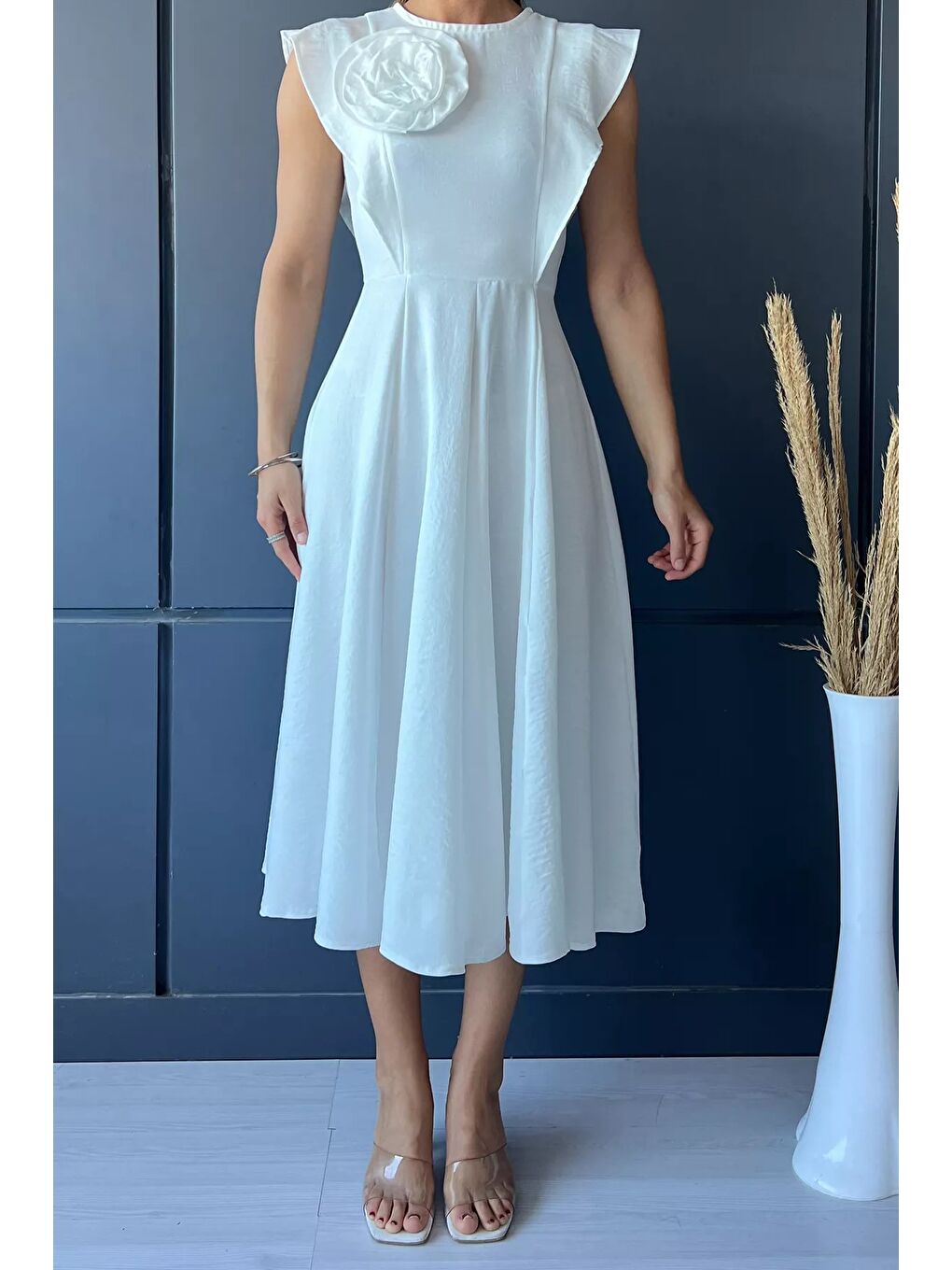 Beyaz Gül Detaylı Kadın Elbise-6