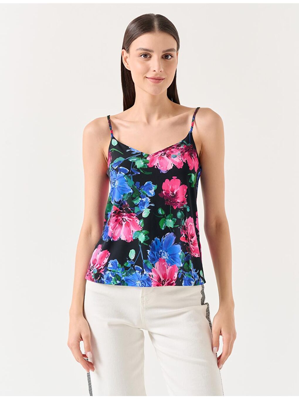 Siyah Düz Kesim V Yaka Çiçek Desenli Askılı Örme Bluz