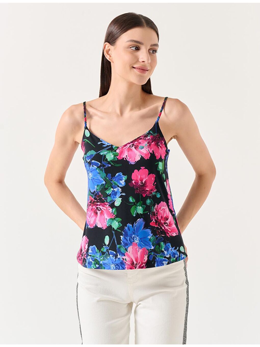 Siyah Düz Kesim V Yaka Çiçek Desenli Askılı Örme Bluz-1