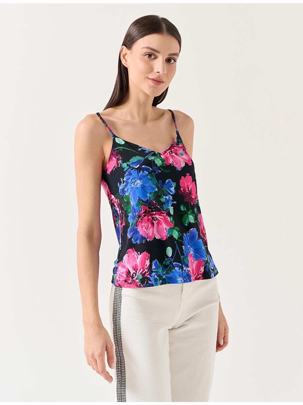 Siyah Düz Kesim V Yaka Çiçek Desenli Askılı Örme Bluz-2