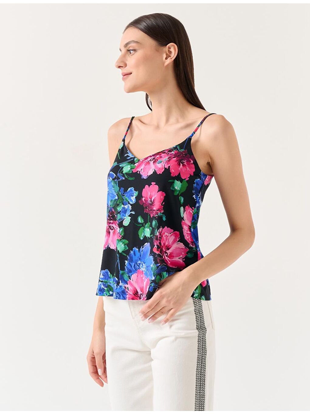 Siyah Düz Kesim V Yaka Çiçek Desenli Askılı Örme Bluz-3