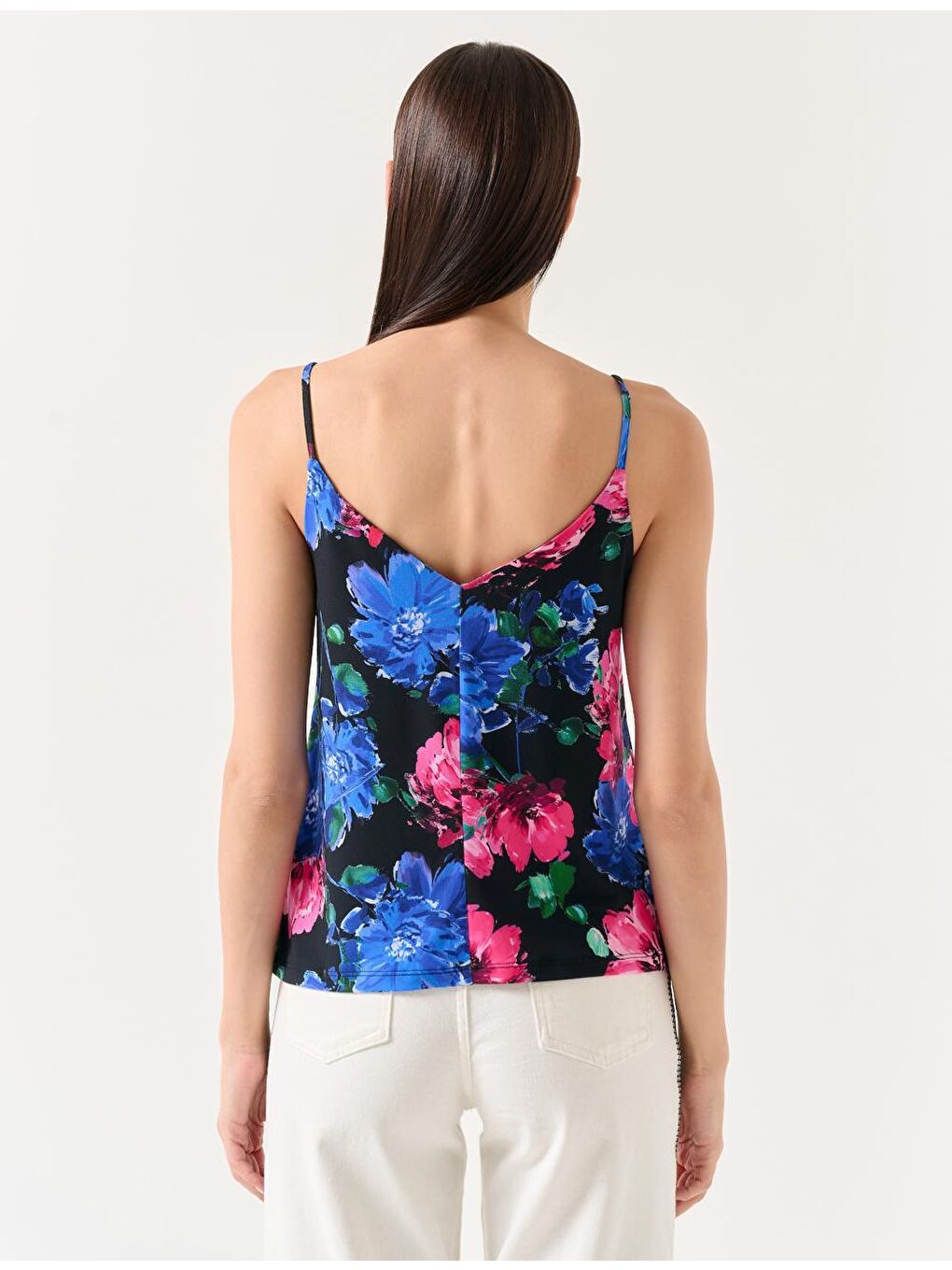 Siyah Düz Kesim V Yaka Çiçek Desenli Askılı Örme Bluz-4