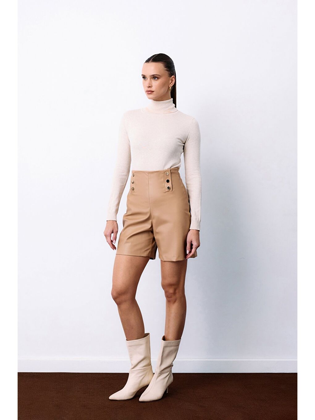 Düğme Aksesuarlı Deri Şort - Bej-1