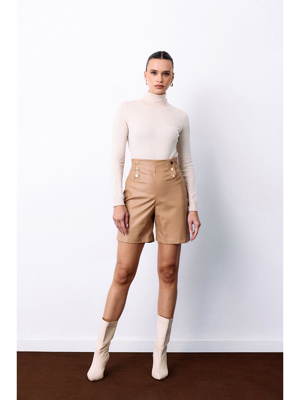 Düğme Aksesuarlı Deri Şort - Bej-2