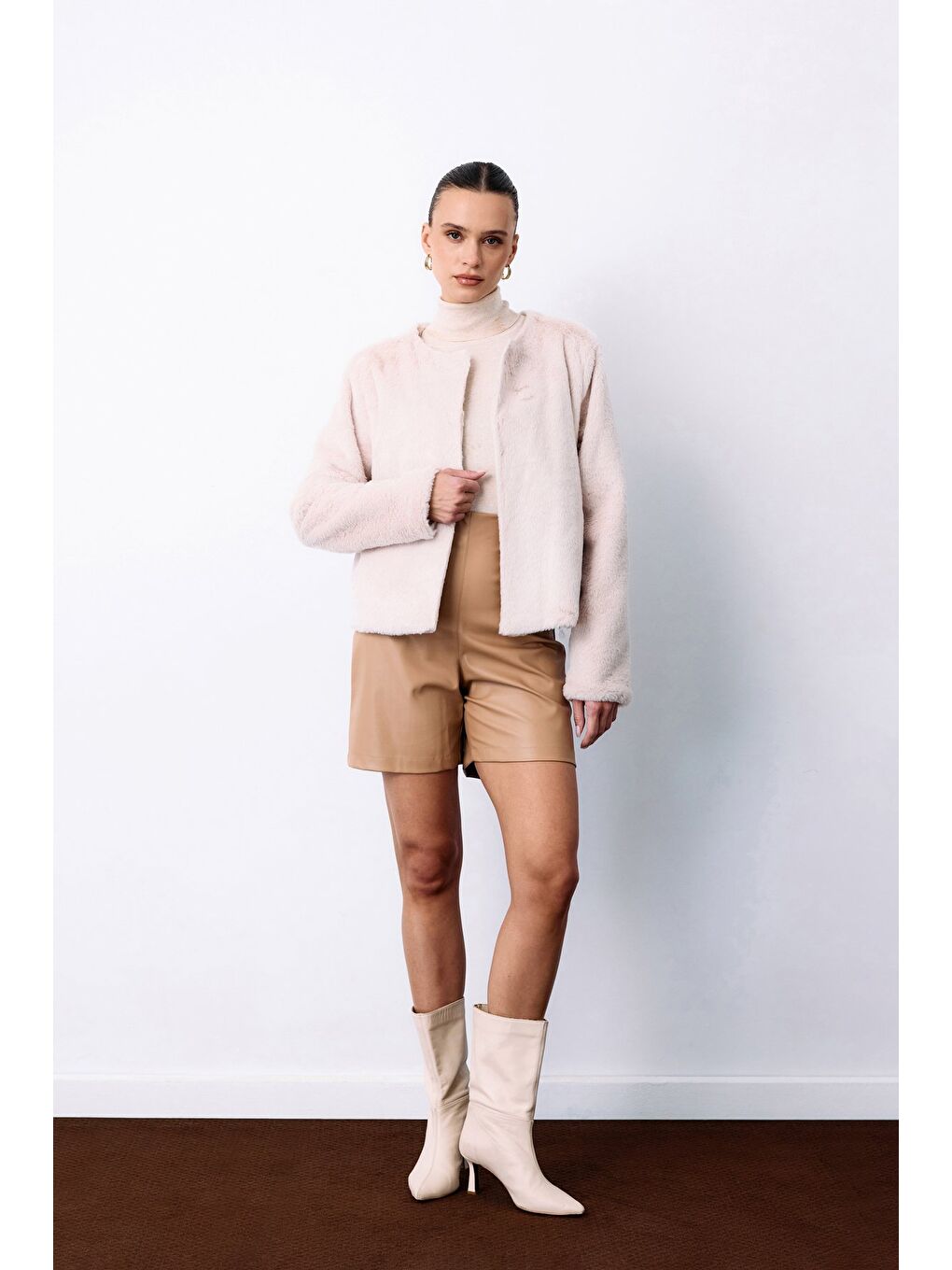 Düğme Aksesuarlı Deri Şort - Bej-3